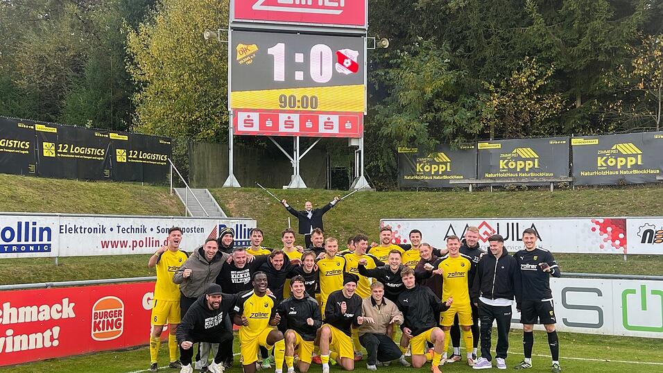 Nach dem Abpfiff jubeln die Vilzinger Spieler über den 1:0-Erfolg gegen Hankofen.
