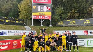 Nach dem Abpfiff jubeln die Vilzinger Spieler über den 1:0-Erfolg gegen Hankofen.