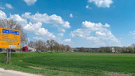 Auf dieser &ouml;stlich vom Gewerbepark Sp&ouml;rerau und vom Aquapark an der Staatsstra&szlig;e 2350/B 11 gelegenen Fl&auml;che, die durch die Sempt(aue) vom bestehenden Betriebsgel&auml;nde (rechts im Hintergrund) getrennt wird, will die Schmidbaur Unternehmensgruppe ihren Unternehmensstandort erweitern.
