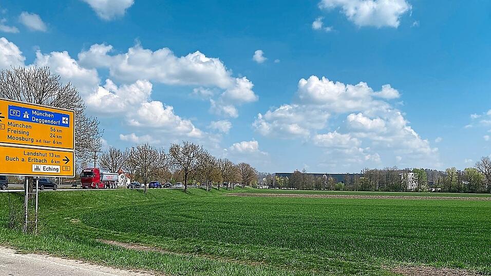 Auf dieser &ouml;stlich vom Gewerbepark Sp&ouml;rerau und vom Aquapark an der Staatsstra&szlig;e 2350/B 11 gelegenen Fl&auml;che, die durch die Sempt(aue) vom bestehenden Betriebsgel&auml;nde (rechts im Hintergrund) getrennt wird, will die Schmidbaur Unternehmensgruppe ihren Unternehmensstandort erweitern.
