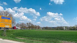 Auf dieser &ouml;stlich vom Gewerbepark Sp&ouml;rerau und vom Aquapark an der Staatsstra&szlig;e 2350/B 11 gelegenen Fl&auml;che, die durch die Sempt(aue) vom bestehenden Betriebsgel&auml;nde (rechts im Hintergrund) getrennt wird, will die Schmidbaur Unternehmensgruppe ihren Unternehmensstandort erweitern.
