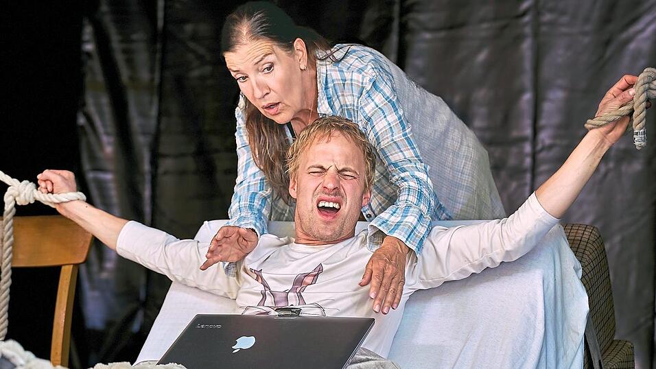 Katy Karrenbauer wird ab 10. Juni als Annie Wilkes den Schriftsteller Paul Sheldon (Christian Erdt) in Stephen Kings &bdquo;Misery&ldquo; in der Park-Arena qu&auml;len.