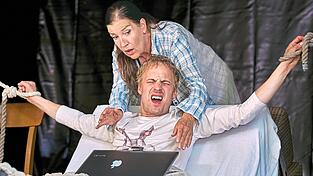 Katy Karrenbauer wird ab 10. Juni als Annie Wilkes den Schriftsteller Paul Sheldon (Christian Erdt) in Stephen Kings &bdquo;Misery&ldquo; in der Park-Arena qu&auml;len.