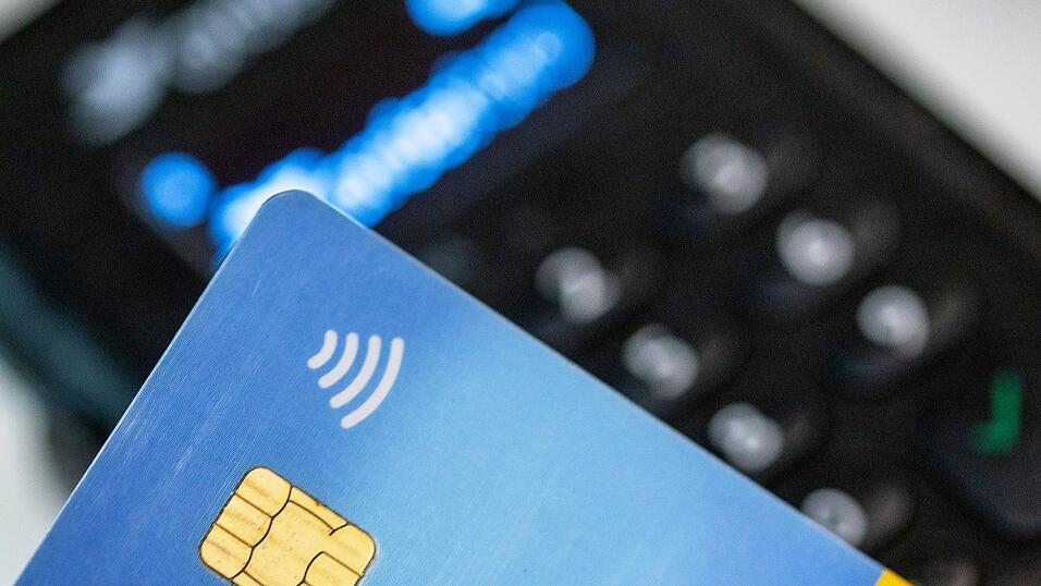 Im vergangenen Jahr haben Verbraucher in Deutschland so h&auml;ufig bargeldlos mit der Girocard bezahlt wie nie. (Symbolbild)