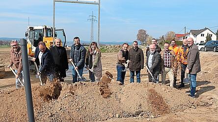 Symbolischer Auftakt: B&uuml;rgermeister Martin Stoiber (Zweiter von links) und Vertreter von Stadt, Bauunternehmen und Ortsteil er&ouml;ffnen mit dem Spatenstich das neue Baugebiet in Hof.
