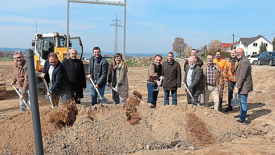 Symbolischer Auftakt: B&uuml;rgermeister Martin Stoiber (Zweiter von links) und Vertreter von Stadt, Bauunternehmen und Ortsteil er&ouml;ffnen mit dem Spatenstich das neue Baugebiet in Hof.