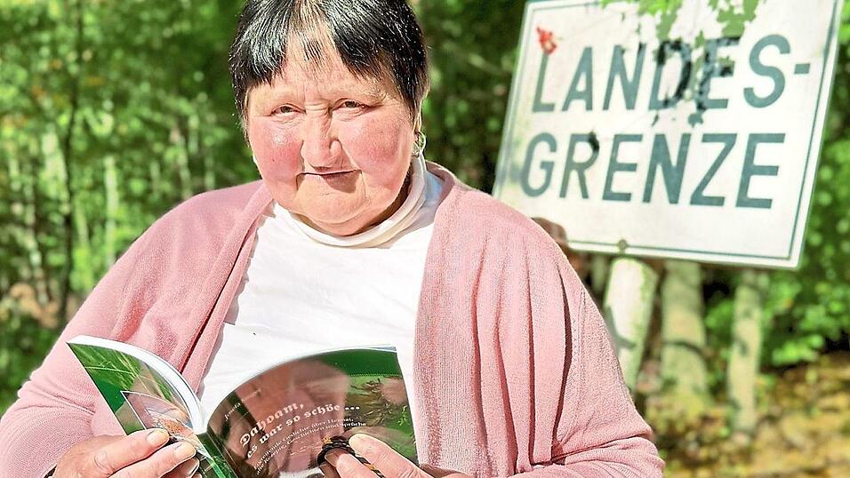 Die „Bayerisch Häusl“-Wirtin Josefa Singer liest in der Herbstsonne in ihrem Biergarten aus ihrem Buch - tief „drin im Daberg“, direkt dort, wo einst der Eiserne Vorhang Europa getrennt hat. Foto: Thomas Linsmeier Die „Bayerisch Häusl“-Wirtin Josefa Singer liest in der Herbstsonne in ihrem Biergarten aus ihrem Buch - tief „drin im Daberg“, direkt dort, wo einst der Eiserne Vorhang Europa getrennt hat. Foto: Thomas Linsmeier