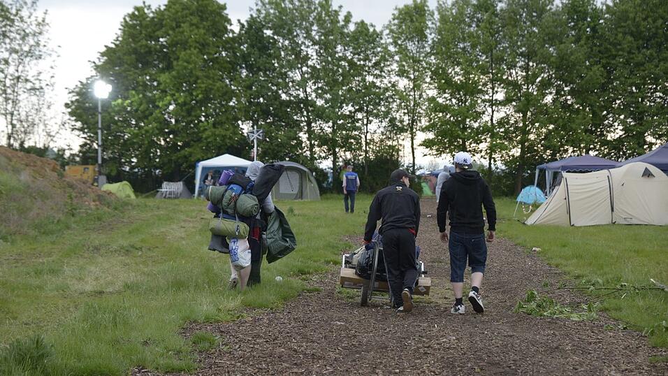 Die ersten Festivalbesucher haben bereits am Donnerstag das Campinggel&auml;nde in Salching bev&ouml;lkert.