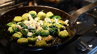 Hosenknöpf sind im Prinzip die bayerische Variante der italienischen Kartoffel-Nudeln Gnocchi. Hosenknöpf sind im Prinzip die bayerische Variante der italienischen Kartoffel-Nudeln Gnocchi.
