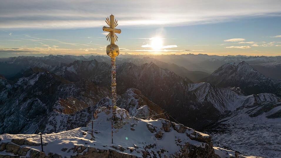 Zum Saisonstart auf der Zugspitze am 28. November soll das Kreuz wieder an seinem Platz auf dem Gipfel sein.