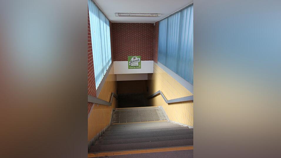 Der Weg zu Gleis 2 und 3 f&uuml;hrt &uuml;ber die altbekannte Unterf&uuml;hrung. F&uuml;r Reisende mit einer Gehbehinderung oder Kinderwagen ist das eine Herausforderung.