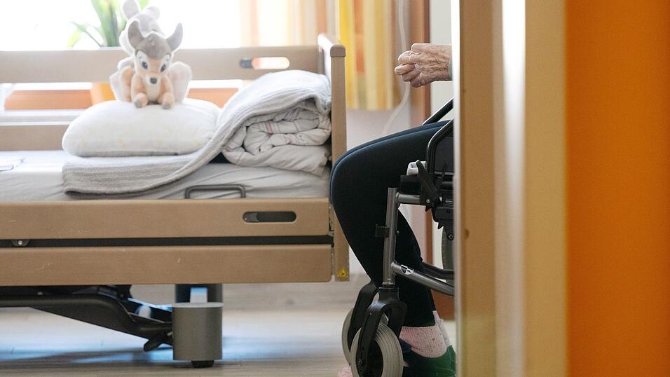 Gesundheitsministerin Warken stehen bei Pflegereform schwierige Verhandlungen bevor. (Archivbild)