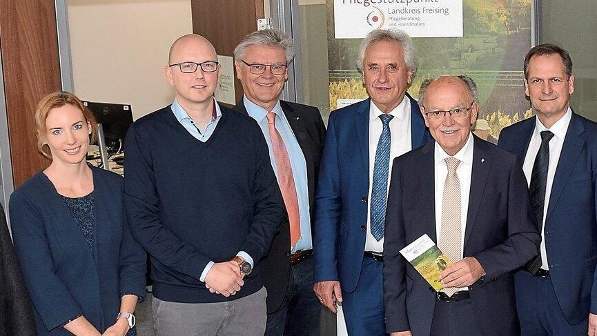 Feierliche Eröffnung (v. l.): Werner Wagensonner (Sozialamtsleiter, Landratsamt), Dr. Isabell Altmeyer (Abteilungsleiterin Soziales, Landratsamt), Daniel Schiller-Schützsack (Pflegekoordinator im neuen Pflegestützpunkt), stellvertretender Bezirkstagspräsident Rainer Schneider, Landrat Helmut Petz, Bezirkstagspräsident Josef Mederer, Reiner Kratzl (stellvertretender Direktor der AOK Freising-Erding), Bezirksrat Simon Schindlmayr, Bezirksrätin Marianne Heigl und Rita Schwaiger (Vorsitzende des Kreisseniorenbeirates). Feierliche Eröffnung (v. l.): Werner Wagensonner (Sozialamtsleiter, Landratsamt), Dr. Isabell Altmeyer (Abteilungsleiterin Soziales, Landratsamt), Daniel Schiller-Schützsack (Pflegekoordinator im neuen Pflegestützpunkt), stellvertretender Bezirkstagspräsident Rainer Schneider, Landrat Helmut Petz, Bezirkstagspräsident Josef Mederer, Reiner Kratzl (stellvertretender Direktor der AOK Freising-Erding), Bezirksrat Simon Schindlmayr, Bezirksrätin Marianne Heigl und Rita Schwaiger (Vorsitzende des Kreisseniorenbeirates).