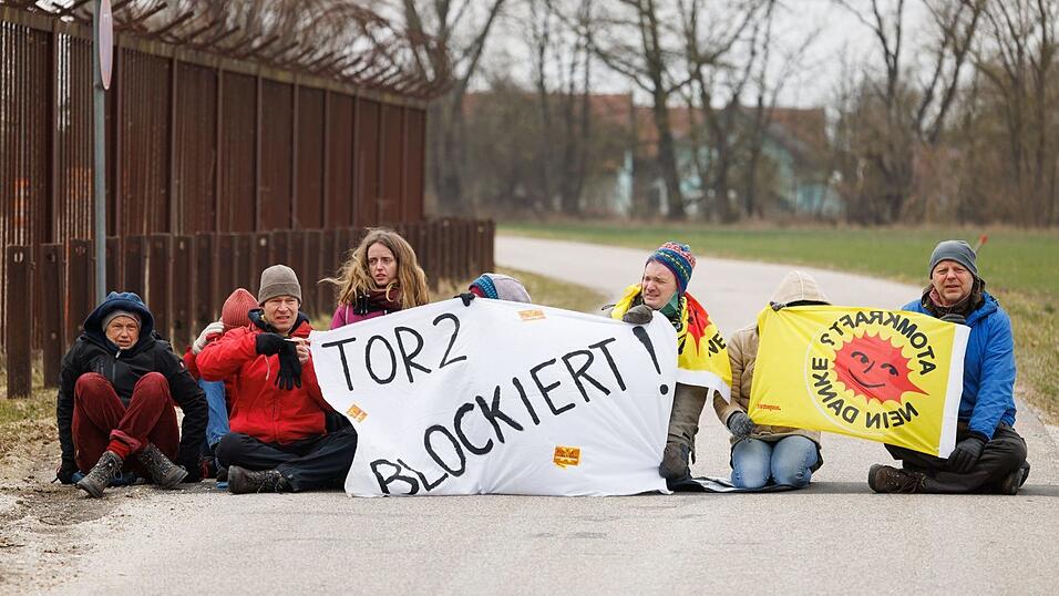 Aktivisten der Initiative 'Runterfahren' demonstrieren vor dem Atomkraftwerk Isar 2. Aktivisten der Initiative 'Runterfahren' demonstrieren vor dem Atomkraftwerk Isar 2.