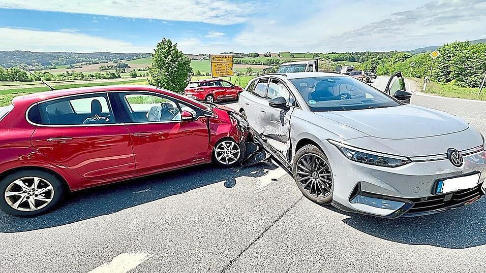 Die beiden demolierten Unfallfahrzeuge. Die beiden demolierten Unfallfahrzeuge.