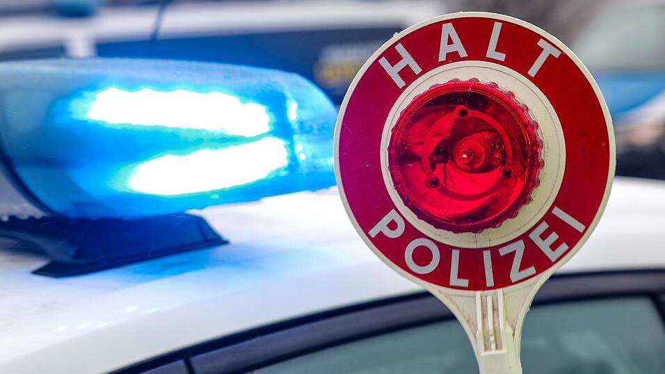Während einer Kontrollaktion wurde das Auto des 23-Jährigen geprüft. (Symbolbild)