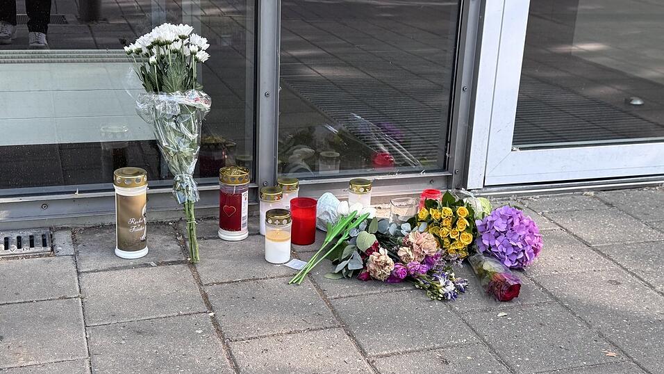Blumen vor der Bank als Zeichen der Anteilnahme f&uuml;r den verstorbenen Bankmitarbeiter