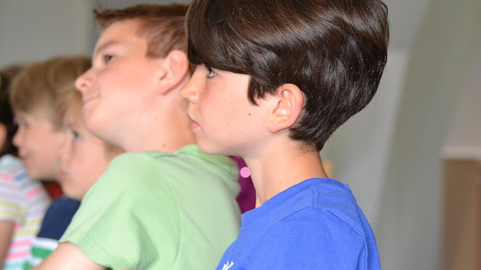 Sehr interessiert hörten die Viertklässler der Grundschule Neukirchen den Erzählungen der Straubinger Redakteurin Tanja Pfeffer zu. Lena Eibl, Praktikantin in der Jugendredaktion, hielt die Schulstunde in Bildern fest. Sehr interessiert hörten die Viertklässler der Grundschule Neukirchen den Erzählungen der Straubinger Redakteurin Tanja Pfeffer zu. Lena Eibl, Praktikantin in der Jugendredaktion, hielt die Schulstunde in Bildern fest.