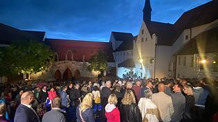 Nach der Absage drängen die Gäste Richtung Rittersaal.
