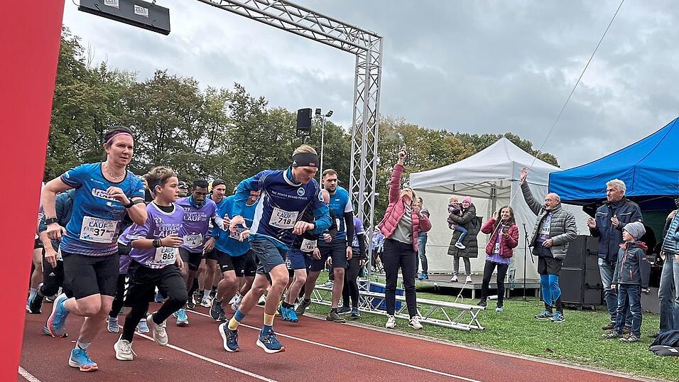 Der Startschuss gab das Signal für die Läufer und es ging los. 3.500 Menschen starteten für den guten Zweck. Der Startschuss gab das Signal für die Läufer und es ging los. 3.500 Menschen starteten für den guten Zweck.