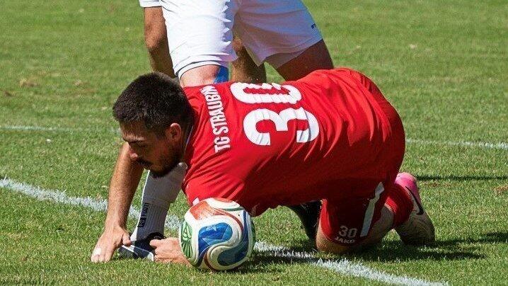 Um ein Haar in die Knie gezwungen wird Türk Gücü - hier Spielertrainer Asllan Shalaj - im Aufsteigerduell in Grainet. Am Ende heißt es 1:1. Um ein Haar in die Knie gezwungen wird Türk Gücü - hier Spielertrainer Asllan Shalaj - im Aufsteigerduell in Grainet. Am Ende heißt es 1:1.