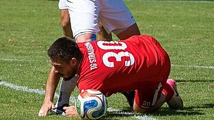 Um ein Haar in die Knie gezwungen wird Türk Gücü - hier Spielertrainer Asllan Shalaj - im Aufsteigerduell in Grainet. Am Ende heißt es 1:1. Um ein Haar in die Knie gezwungen wird Türk Gücü - hier Spielertrainer Asllan Shalaj - im Aufsteigerduell in Grainet. Am Ende heißt es 1:1.