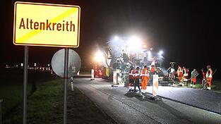 Mehr als zwei Dutzend Mitarbeiter der Deggendorfer Firma Streicher sorgen auf der B85 dafür, dass nachts die Walzen und tagsüber der Verkehr rollt. Der Zeitplan zur Sanierung der Ortsdurchfahrt Altenkreith wurde erfüllt. Ab heute, Mittwoch, ist die Fahrbahn neu asphaltiert.