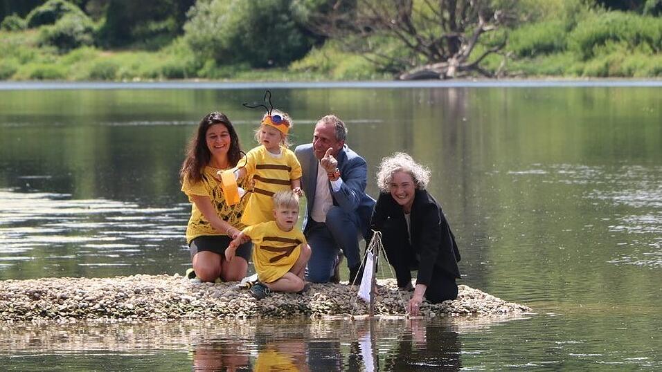Bürgermeisterin Helene Sigloch (rechts) und der bayerische Umweltminister Thorsten Glauber ließen mit Kindern des Kindergartens Sankt Josef am Regenufer ein symbolisches Floß ins Wasser. Bürgermeisterin Helene Sigloch (rechts) und der bayerische Umweltminister Thorsten Glauber ließen mit Kindern des Kindergartens Sankt Josef am Regenufer ein symbolisches Floß ins Wasser.