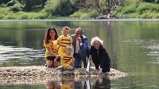 B&uuml;rgermeisterin Helene Sigloch (rechts) und der bayerische Umweltminister Thorsten Glauber lie&szlig;en mit Kindern des Kindergartens Sankt Josef am Regenufer ein symbolisches Flo&szlig; ins Wasser.
