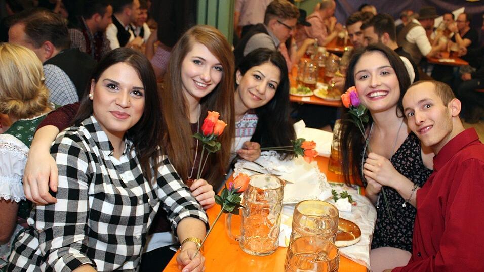 Die Fr&uuml;hjahrsdult 2017 in Landshut neigt sich dem Ende entgegen. Grund genug, noch einmal richtig in den Bierzelten zu feiern - abgerundet vom traditionellen Feuerwerk.