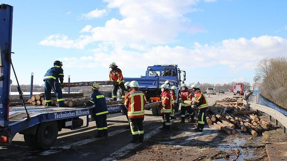 Ein Holztransporter hat am Freitag bei der Auffahrt auf die A3 bei Hengersberg diese Baumstämme verloren. Dadurch kam es zu erheblichen Verkehrsbehinderungen auf der Autobahn. Ein Holztransporter hat am Freitag bei der Auffahrt auf die A3 bei Hengersberg diese Baumstämme verloren. Dadurch kam es zu erheblichen Verkehrsbehinderungen auf der Autobahn.