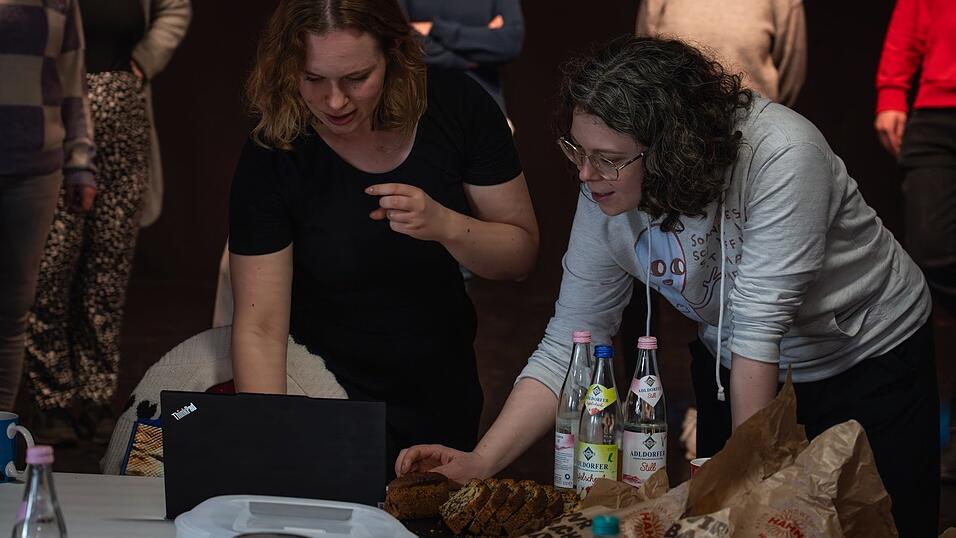 W&auml;hrend der Probe planen Ronja (links) und Anne die Details.&nbsp;