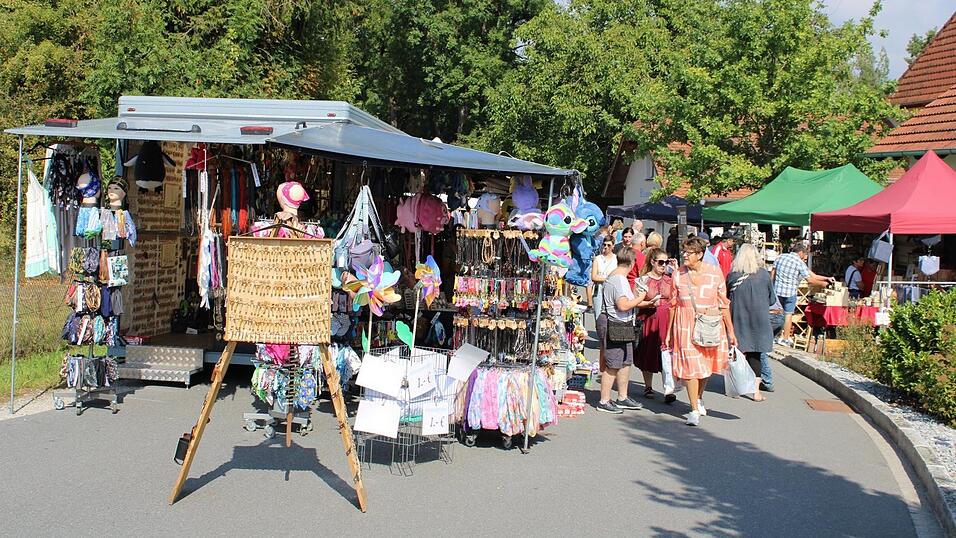 Bei bestem Sommerwette schlendern die Besucher &uuml;ber den Markt.