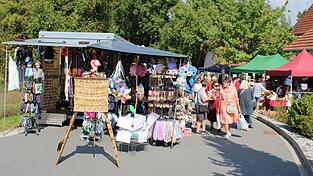 Bei bestem Sommerwette schlendern die Besucher über den Markt.