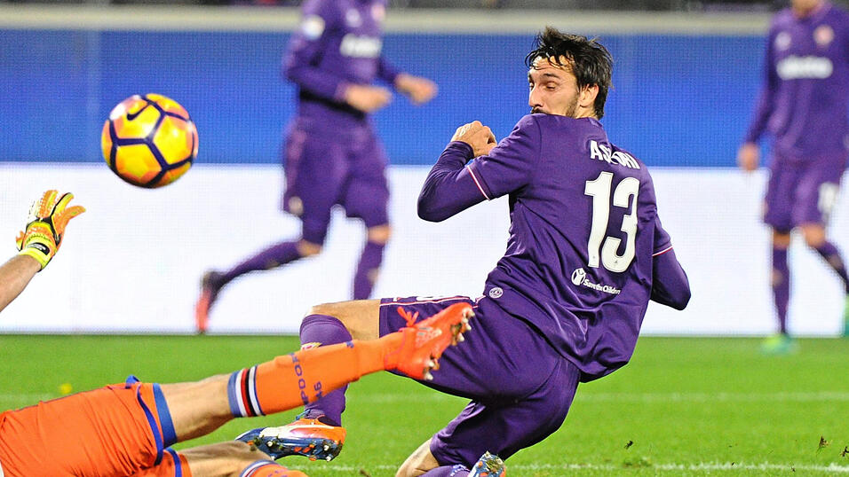 März 2018: Der italienische Nationalspieler Davide Astori (31) vom AC Florenz wird wenige Stunden vor dem Spiel gegen Udinese Calcio tot aufgefunden. Laut Medienberichten wird vermutet, dass der Abwehrspieler an plötzlichem Herzstillstand im Schlaf verstorben ist. März 2018: Der italienische Nationalspieler Davide Astori (31) vom AC Florenz wird wenige Stunden vor dem Spiel gegen Udinese Calcio tot aufgefunden. Laut Medienberichten wird vermutet, dass der Abwehrspieler an plötzlichem Herzstillstand im Schlaf verstorben ist.