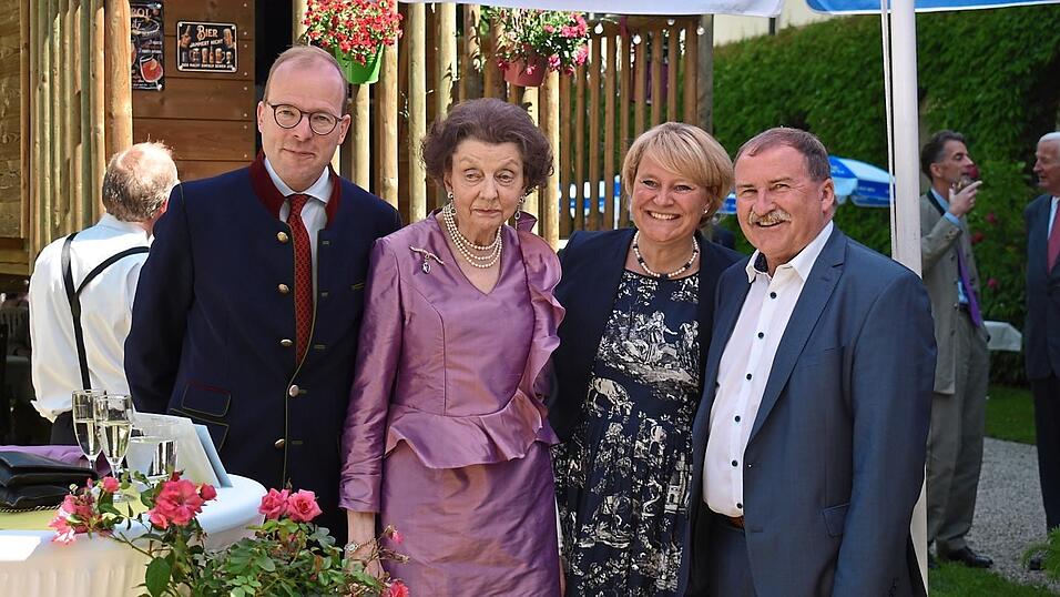 Graf Max Georg (v.l.), Gr&auml;fin Monica, Gr&auml;fin Julia Susann und MdB Max Straubinger.