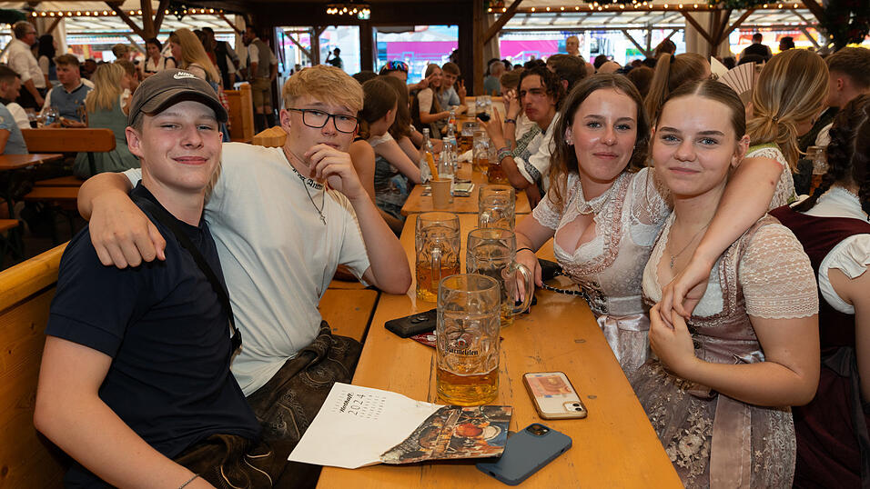Die Partybilder vom Sonntag, 11. August 2024, aus dem Festzelt Nothaft. Die Partybilder vom Sonntag, 11. August 2024, aus dem Festzelt Nothaft.
