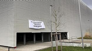 Das Plakat wurde am Parkhaus, direkt gegen&uuml;ber vom Haupteingang des Klinikums, angebracht.