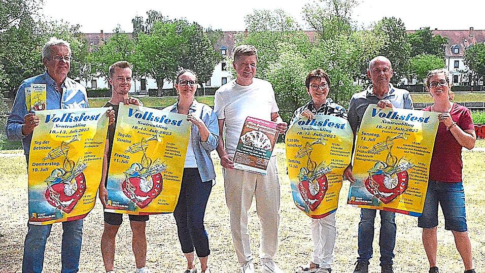 B&uuml;rgermeister Harald Stadler (Mitte) stellte mit den weiteren Verantwortlichen das Programm f&uuml;r die vier Volksfesttage vor.