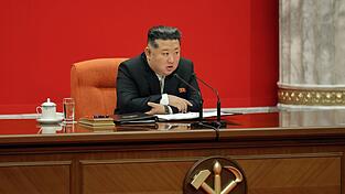 Nordkoreas Machthaber Km Jong Un r&uuml;ckt von dem jahrzehntelangen Ziel einer Wiedervereinigung mit S&uuml;dkorea ab. (Archivbild)