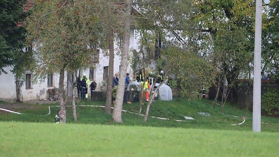 Die Feuerwehr konnte ein Übergreifen des Brandes auf den umliegenden Wald verhindern.