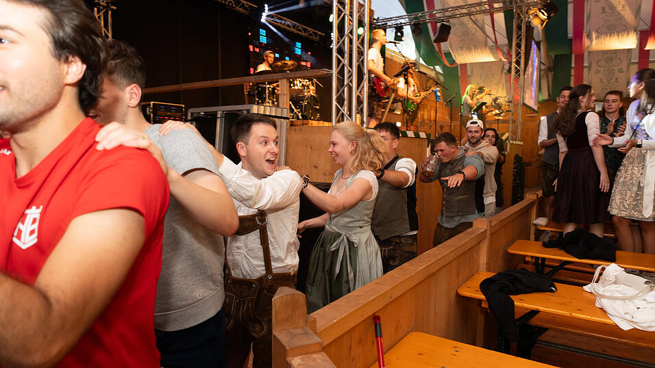 Die Partybilder vom Montag, 19. August, aus dem Festzelt Weckmann. Die Partybilder vom Montag, 19. August, aus dem Festzelt Weckmann.