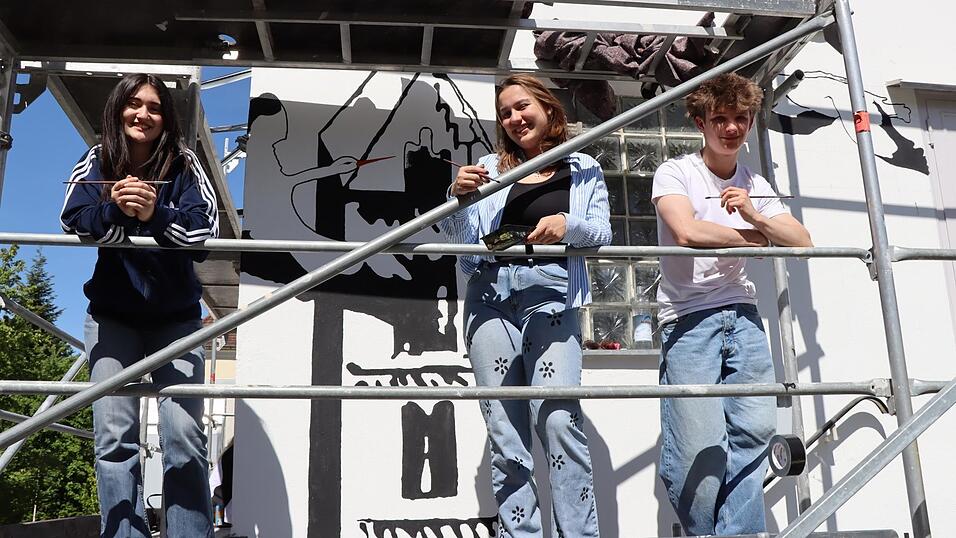 Die 17-jährigen Ece, Hannah und Christian (v.l) gehören zu den gut ein Dutzend FOS/BOS-Schülern, die bei der Umgestaltung der Pumstation mitwirken. Die 17-jährigen Ece, Hannah und Christian (v.l) gehören zu den gut ein Dutzend FOS/BOS-Schülern, die bei der Umgestaltung der Pumstation mitwirken.