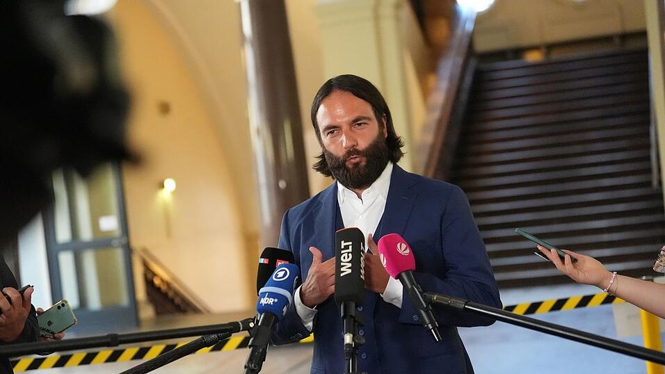 Gegen Christina Blocks Verteidiger Ingo Bott ermittelt die Hamburger Staatsanwaltschaft wegen Missbrauchs von Titeln. (Archivbild) Gegen Christina Blocks Verteidiger Ingo Bott ermittelt die Hamburger Staatsanwaltschaft wegen Missbrauchs von Titeln. (Archivbild)