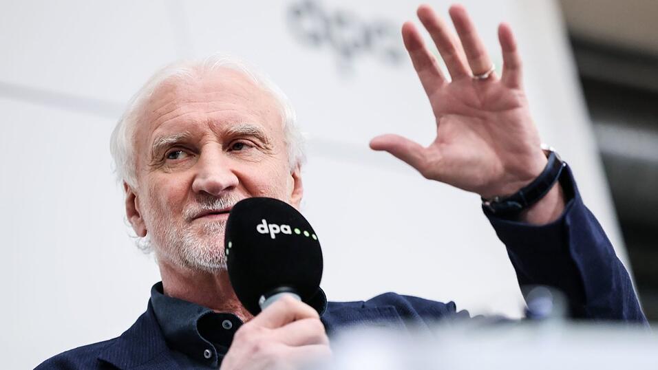 Rudi V&ouml;ller h&auml;lt die Debatte um einen WM-Boykott f&uuml;r sinnlos.