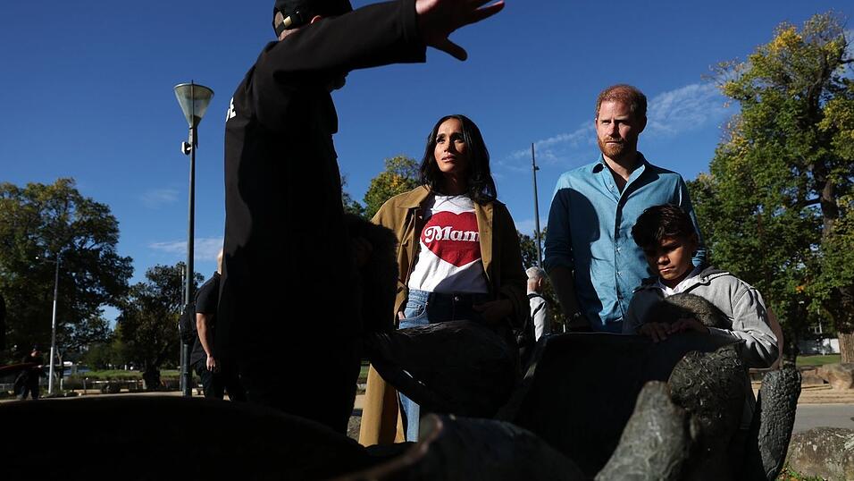 Meghan pr&auml;sentierte sich in l&auml;ssiger Kleidung - und einem T-Shirt mit der Aufschrift &laquo;Mama&raquo;.