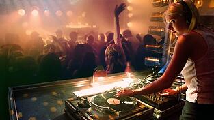 Die Mini-Serie «München Beats» dreht sich um Münchner Techno-Geschichte. Die Mini-Serie «München Beats» dreht sich um Münchner Techno-Geschichte.