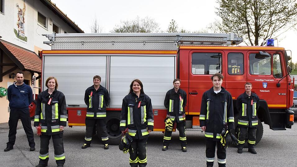 Die Teilnehmer der Schulung Absturzsicherung mit Kommandant und Ausbilder Florian Baumann (l.). Die Teilnehmer der Schulung Absturzsicherung mit Kommandant und Ausbilder Florian Baumann (l.).