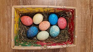 Die fertig gefärbten Eier sind ein echter Hingucker zu Ostern.
