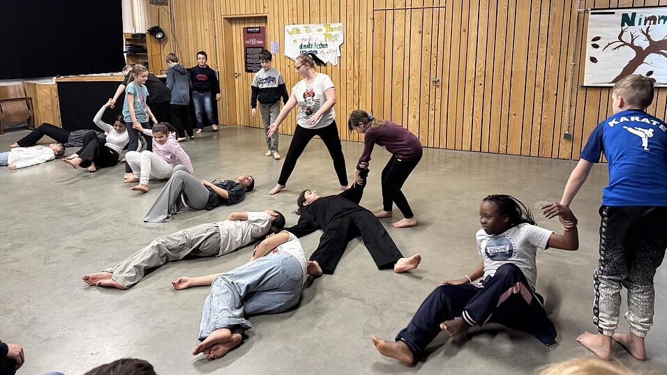 Die Schüler haben unter der Anleitung von Profitänzer Alan Brooks eigene Tänze einstudiert. Die Schüler haben unter der Anleitung von Profitänzer Alan Brooks eigene Tänze einstudiert.